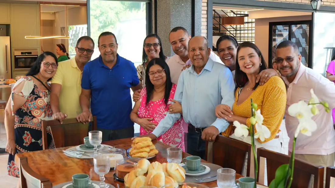 Família reunida em volta de uma mesa de café